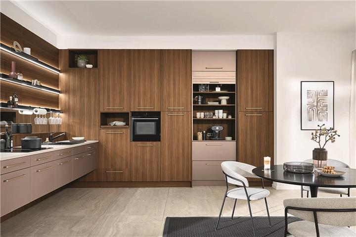 Attraktive Stauraumlösungen Individuelle Lifestyle-Wohnküche in einer pflegeleichten und zugleich schimmernden Materialvielfalt. Die extrahohen Hochschränke und 65 cm tiefen, fast schwebend wirkenden Unterschränke bieten viel Stauraum. Foto: AMK